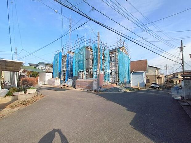 前面道路を含めた現地写真です。