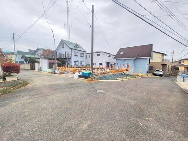 前面道路を含めた現地写真です。