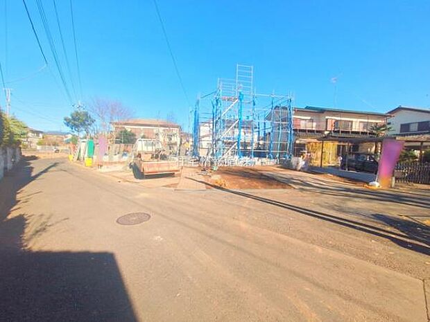 前面道路を含めた現地写真です。