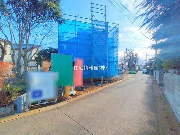 前面道路を含めた現地写真です。