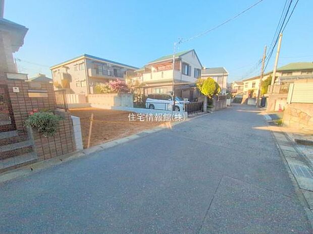 前面道路を含めた現地写真です。