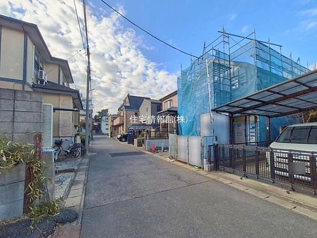 前面道路を含めた現地写真です。