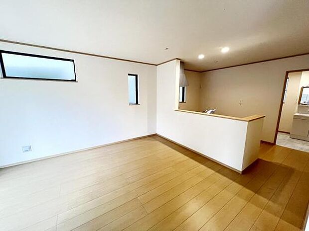 お食事中もキッチンと会話が楽しめるダイニングスペース。