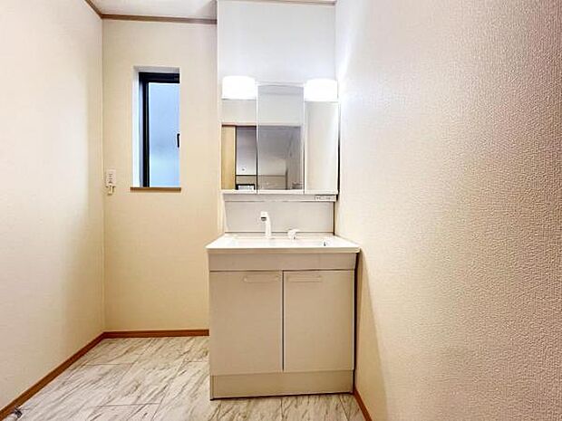 洗面化粧台です。朝の身支度から1日が始まります。