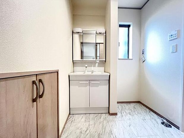 洗面化粧台です。朝の身支度から1日が始まります。