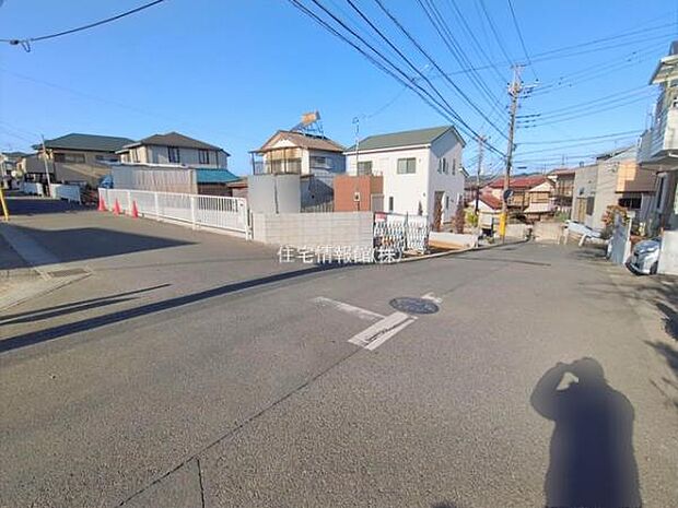 前面道路を含めた現地写真です。
