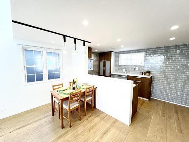 ご家族の温かい時間を演出するダイニングスペースです。