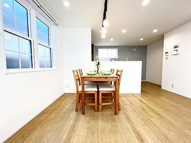 お食事中もキッチンと会話が楽しめるダイニングスペース。