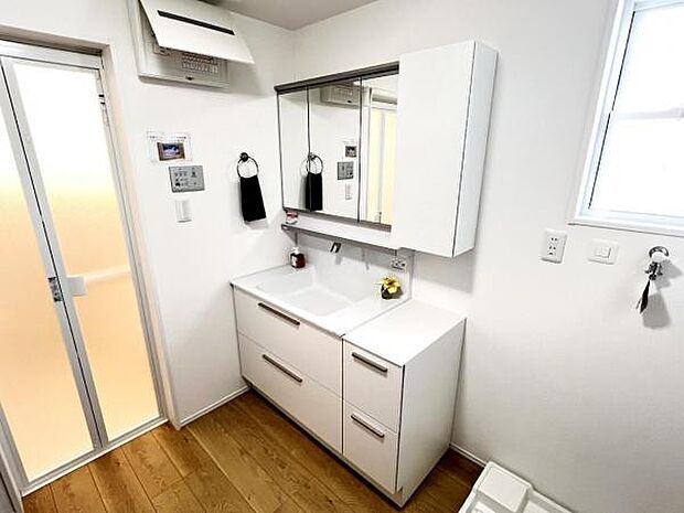 洗面化粧台です。朝の身支度から1日が始まります。