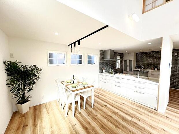 お食事中もキッチンと会話が楽しめるダイニングスペース。