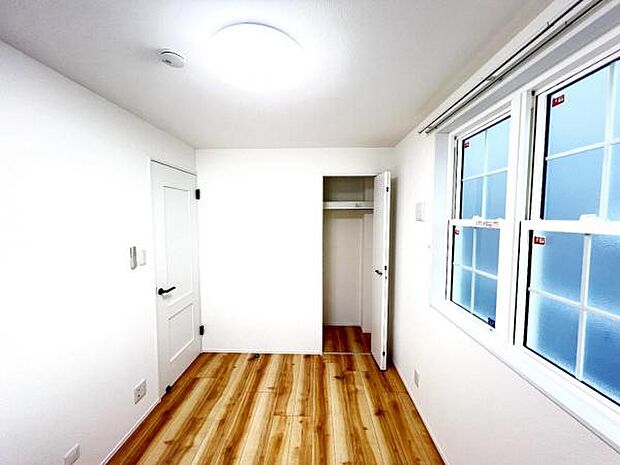 いつでもお部屋をスッキリお使い頂ける収納スペースを設置。