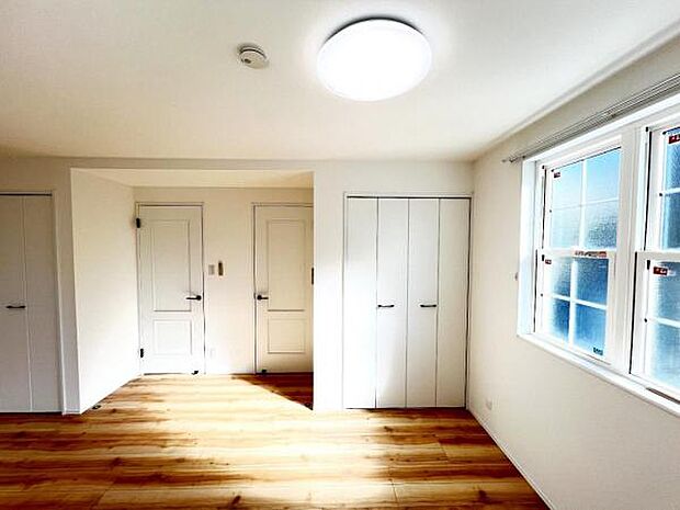 いつでもお部屋をスッキリお使い頂ける収納スペースを設置。