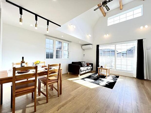 家族団らんの場所としてゆったりと居心地の良いリビングです。