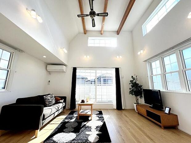 お食事中もキッチンと会話が楽しめるダイニングスペース。