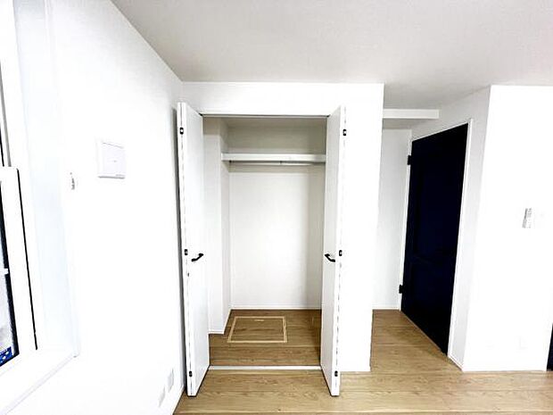 いつでもお部屋をスッキリお使い頂ける収納スペースを設置。