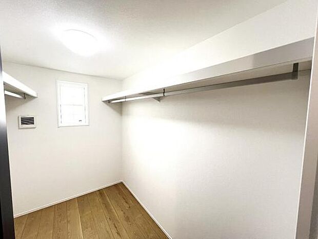 ウォークインクローゼットがあり収納スペースも豊富。季節物もスッキリ片付きそうです。