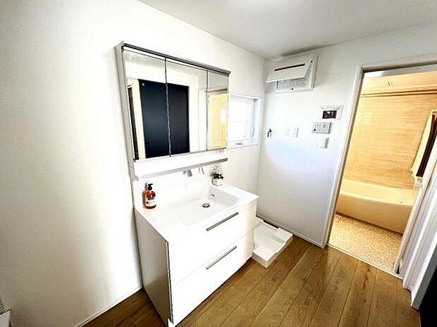 脱衣所は小さなお子様がいるご家庭にも重宝されます。