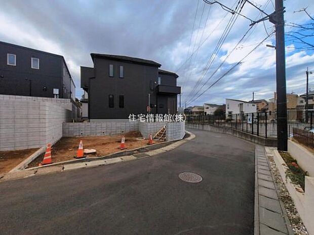 前面道路を含めた現地写真です。