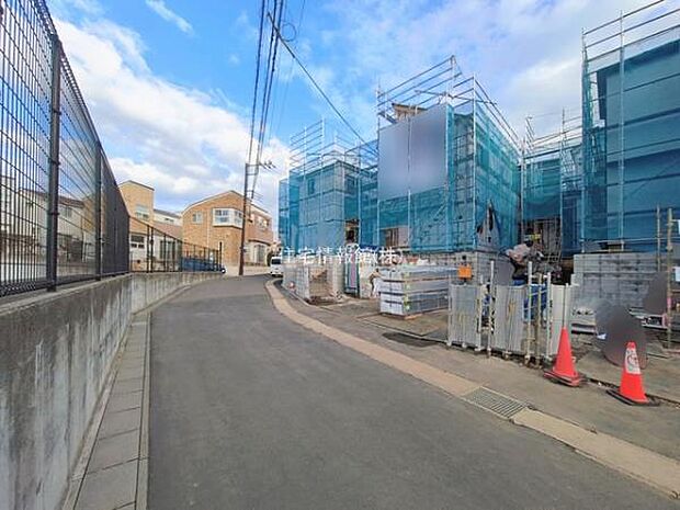 前面道路を含めた現地写真です。