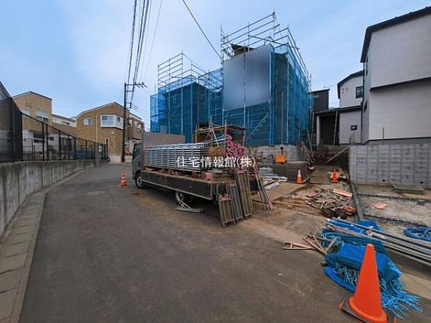 前面道路を含めた現地写真です。