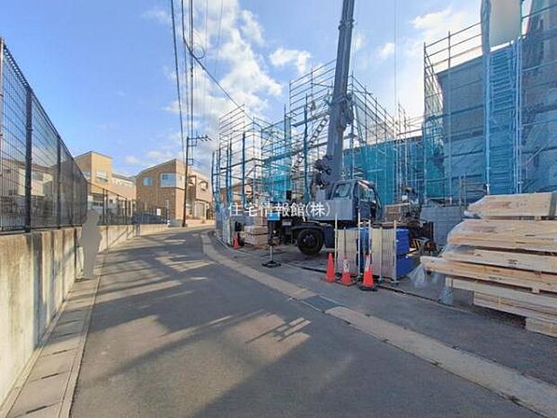 前面道路を含めた現地写真です。