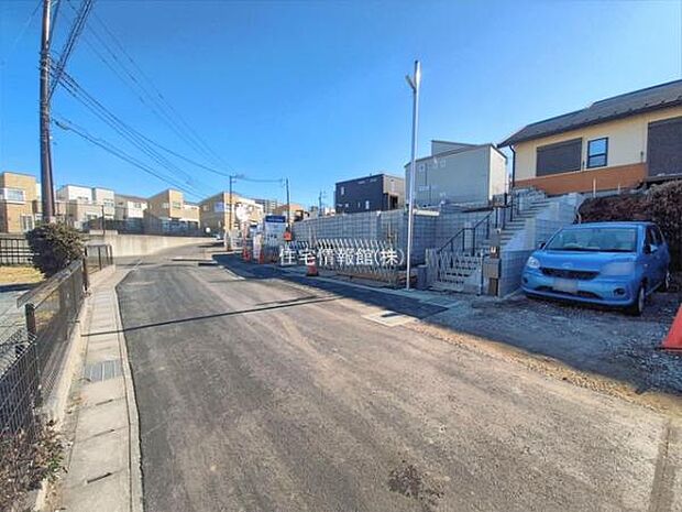 前面道路を含めた現地写真です。