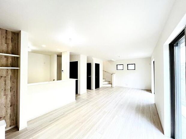 お食事中もキッチンと会話が楽しめるダイニングスペース。