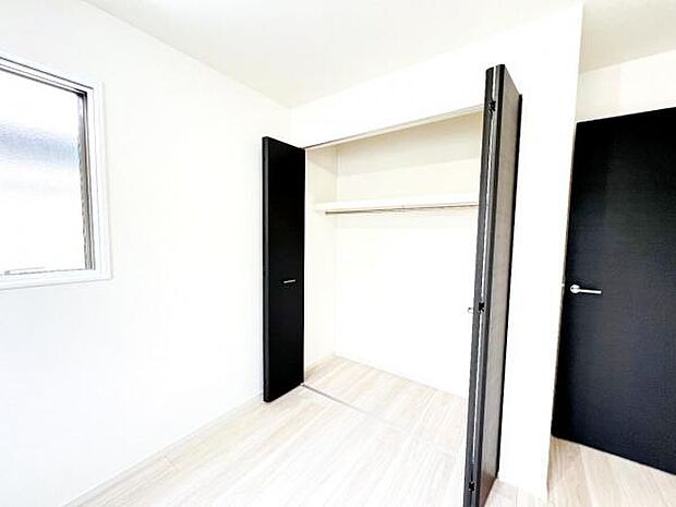 いつでもお部屋をスッキリお使い頂ける収納スペースを設置。