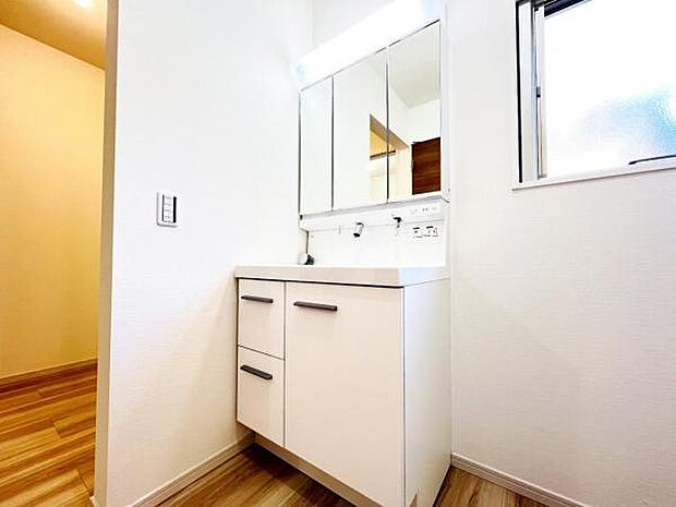 洗面化粧台です。朝の身支度から1日が始まります。