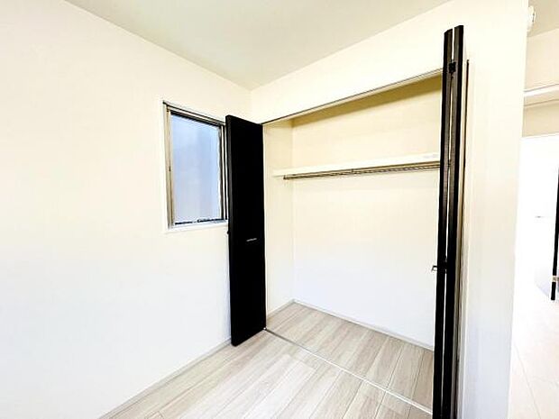 いつでもお部屋をスッキリお使い頂ける収納スペースを設置。