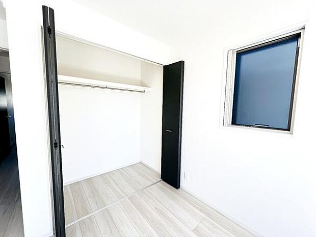 いつでもお部屋をスッキリお使い頂ける収納スペースを設置。