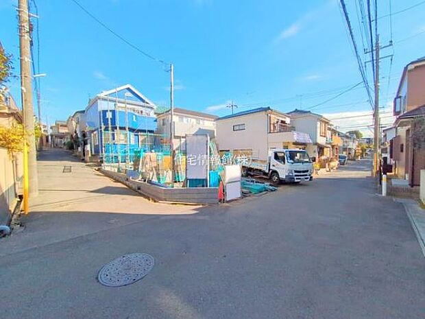 前面道路を含めた現地写真です。