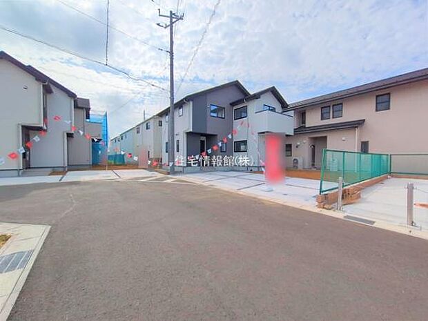 前面道路を含めた現地写真です。