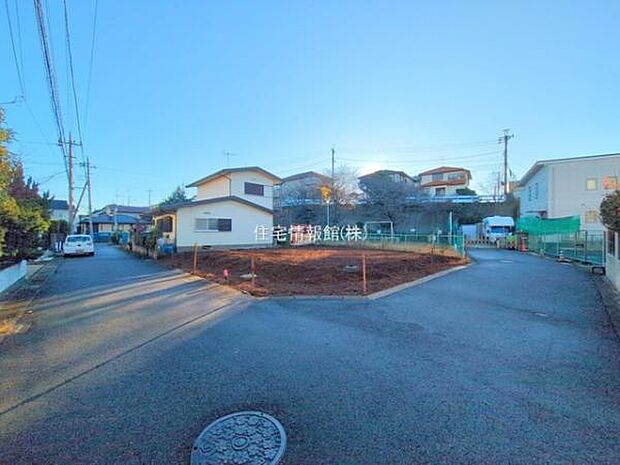 前面道路を含めた現地写真です。