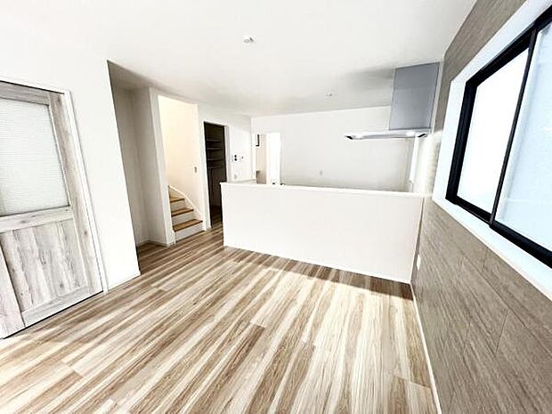 お食事中もキッチンと会話が楽しめるダイニングスペース。