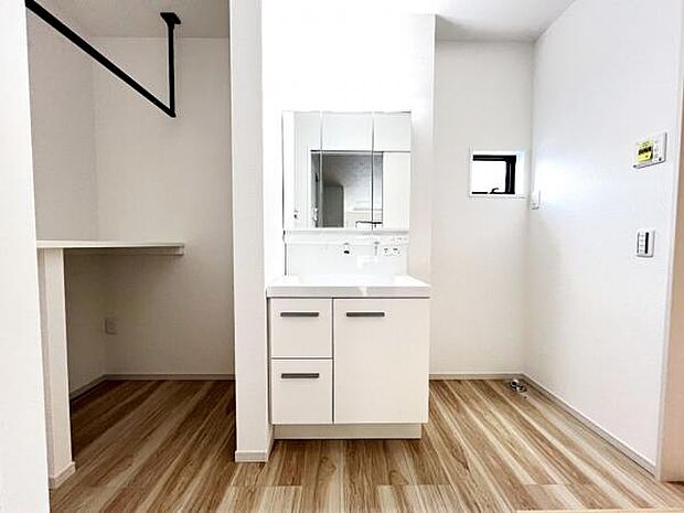 洗面化粧台です。朝の身支度から1日が始まります。