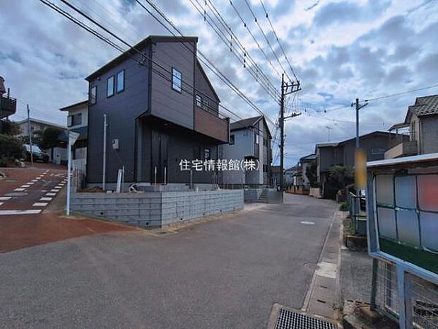 前面道路を含めた現地写真です。