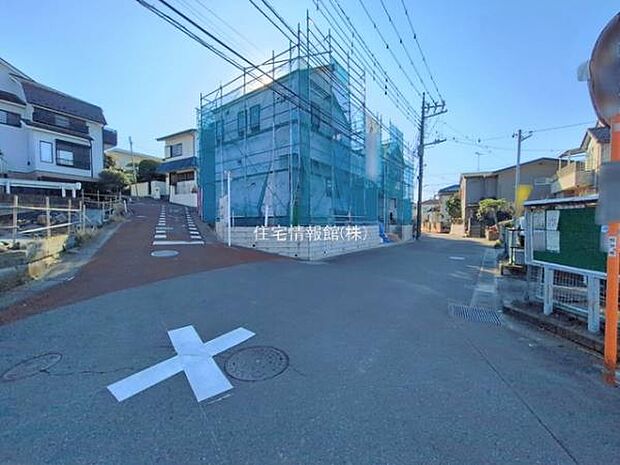 前面道路を含めた現地写真です。