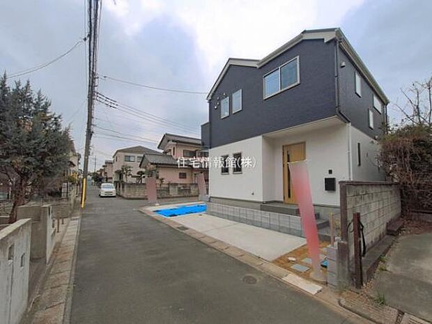 前面道路を含めた現地写真です。