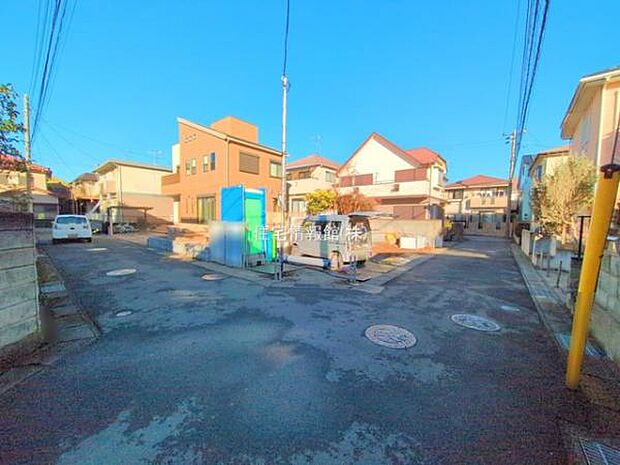 前面道路を含めた現地写真です。