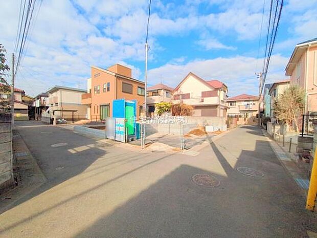 前面道路を含めた現地写真です。