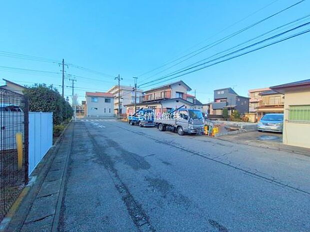 前面道路を含めた現地写真です。