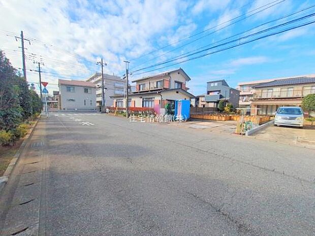 前面道路を含めた現地写真です。