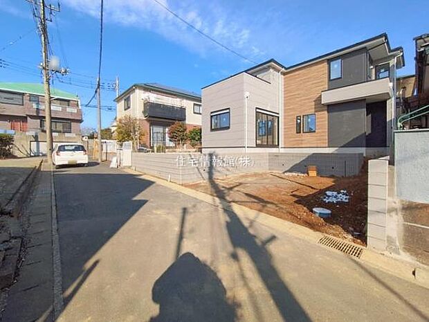 前面道路を含めた現地写真です。