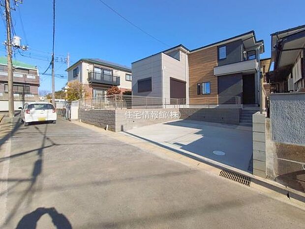 前面道路を含めた現地写真です。