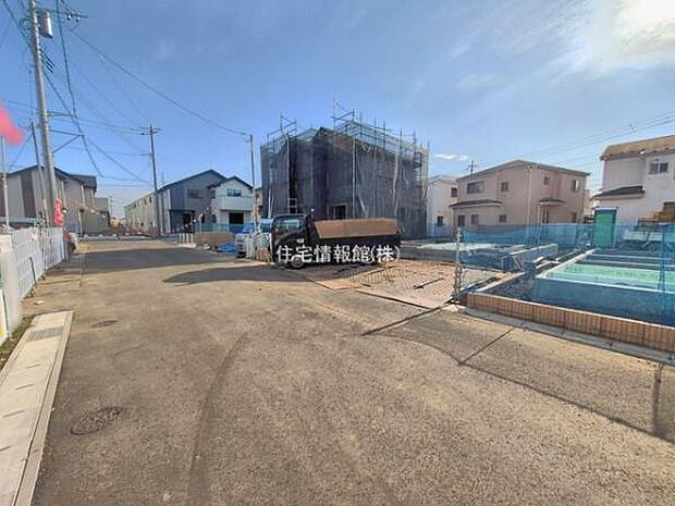 前面道路を含めた現地写真です。