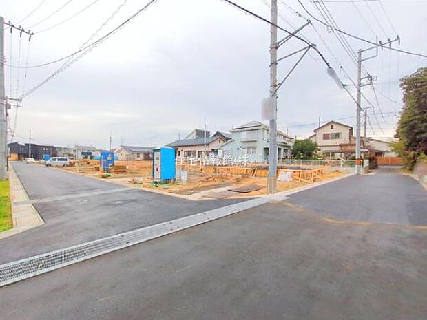 前面道路を含めた現地写真です。