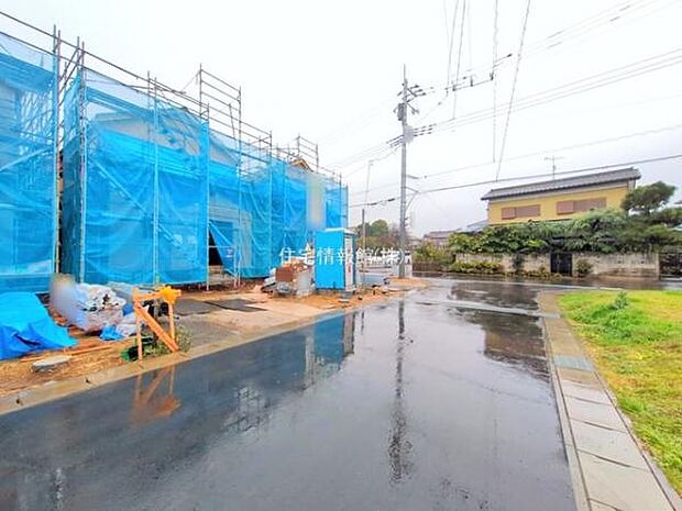 前面道路を含めた現地写真です。