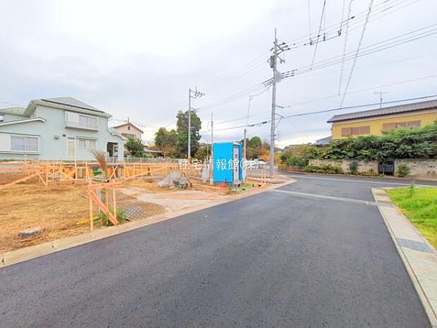 前面道路を含めた現地写真です。