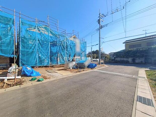 前面道路を含めた現地写真です。